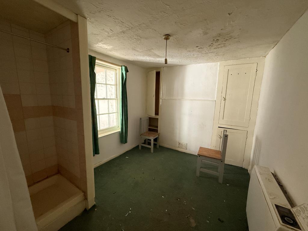 Lot: 98 - FREEHOLD BUILDING WITH PLANNING FOR EXTENSION - Flat B bedroom with shower